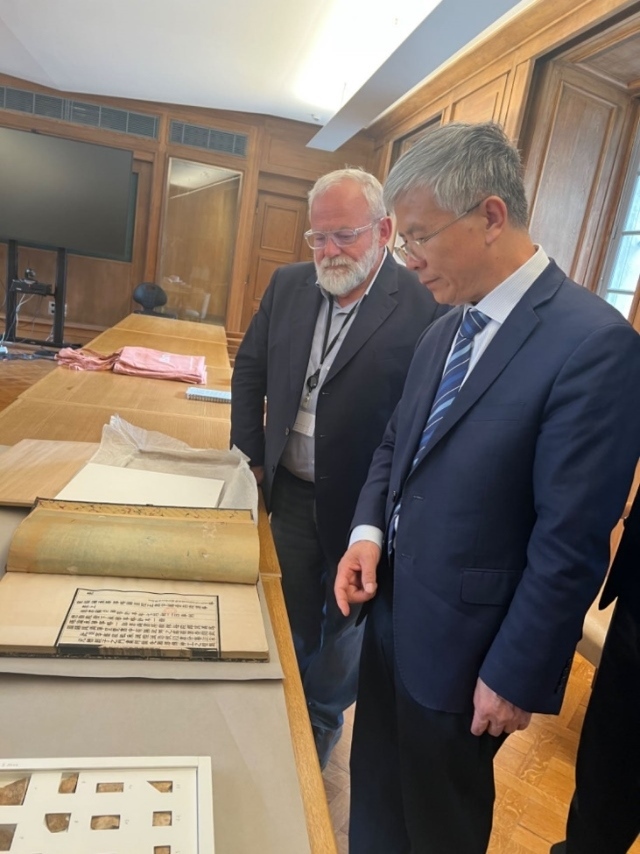 山東大學校長李術才率團訪問法國國家圖書館。山東大學供圖