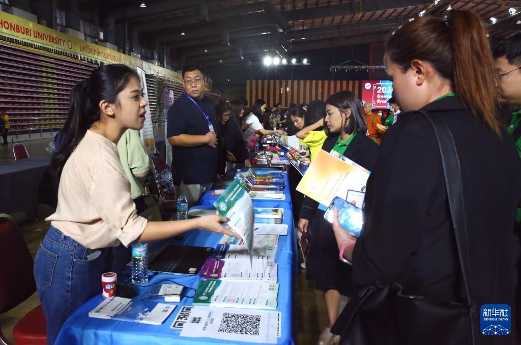 6月22日，在泰國曼谷吞武里大學(xué)舉辦的中國高等教育展上，學(xué)生在中國高校展臺前了解信息。新華社記者 孫瑋彤 攝