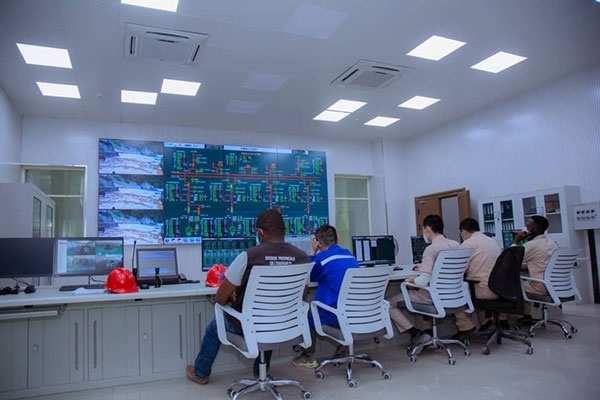 剛果（金）布桑加水電站攔河大壩泄洪。中鐵資源集團(tuán)供圖 