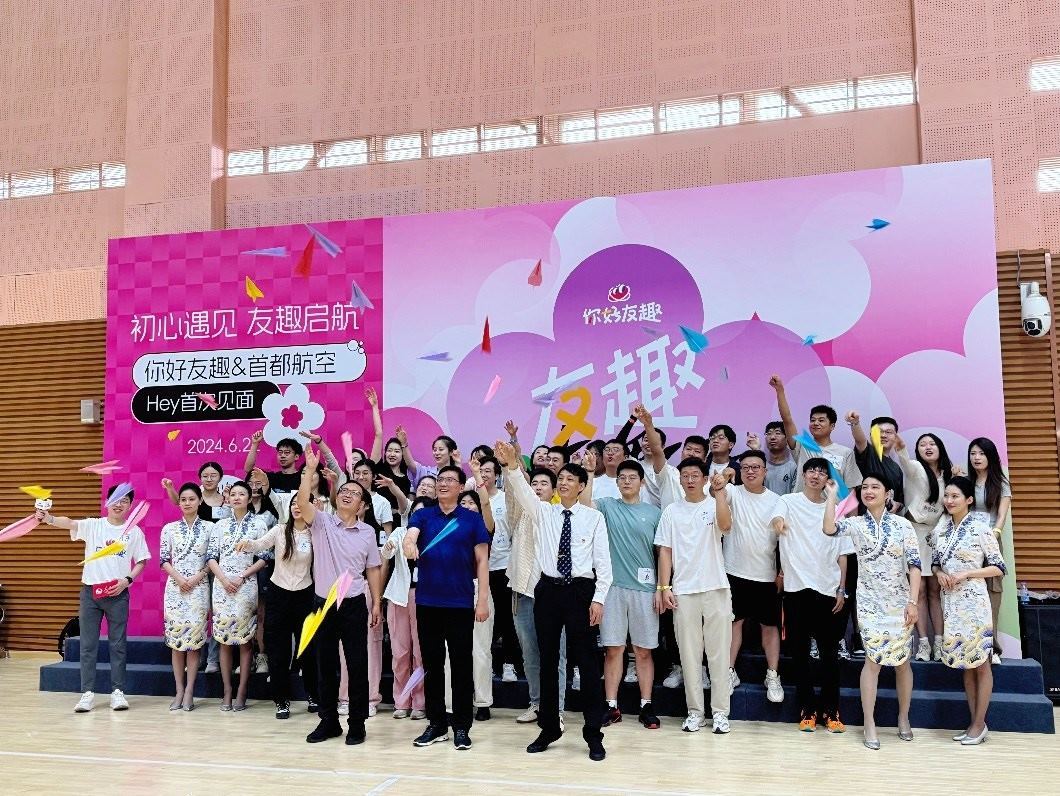 青年用戶在首場(chǎng)“友趣體驗(yàn)營”上放飛紙飛機(jī)。人民網(wǎng) 趙岍攝