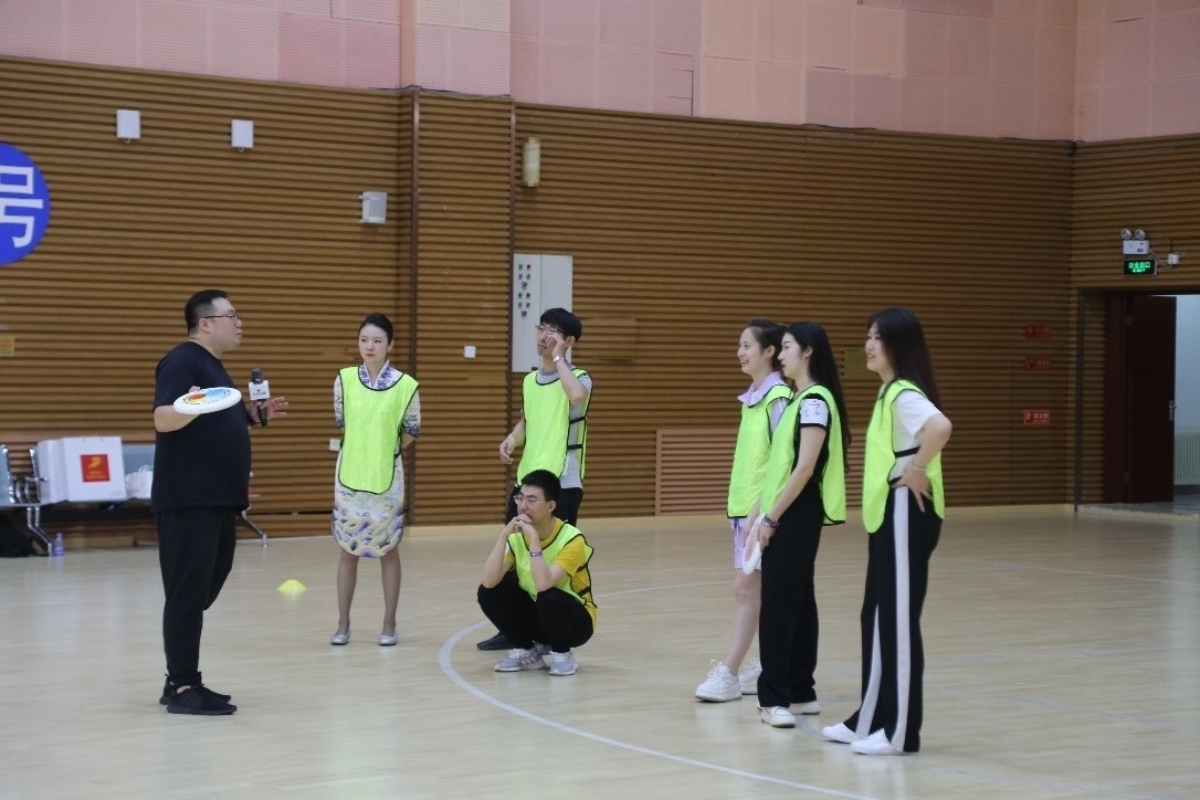 在“友趣體驗(yàn)營”上，年輕用戶正在學(xué)習(xí)飛盤運(yùn)動(dòng)技巧。 受訪者供圖