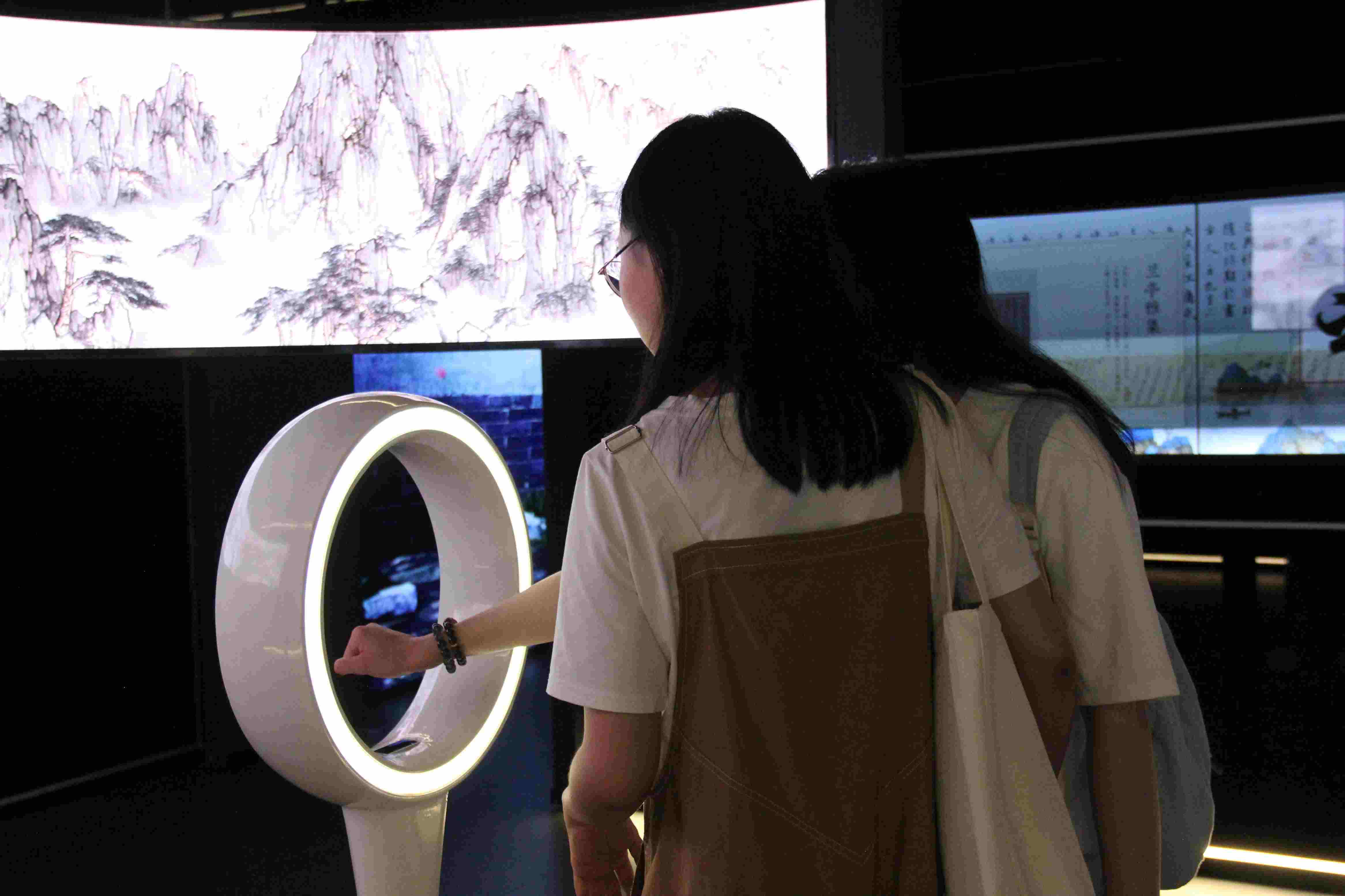 游客在“元啟金陵”南京數(shù)字文化客廳參觀并參與互動。受訪者供圖