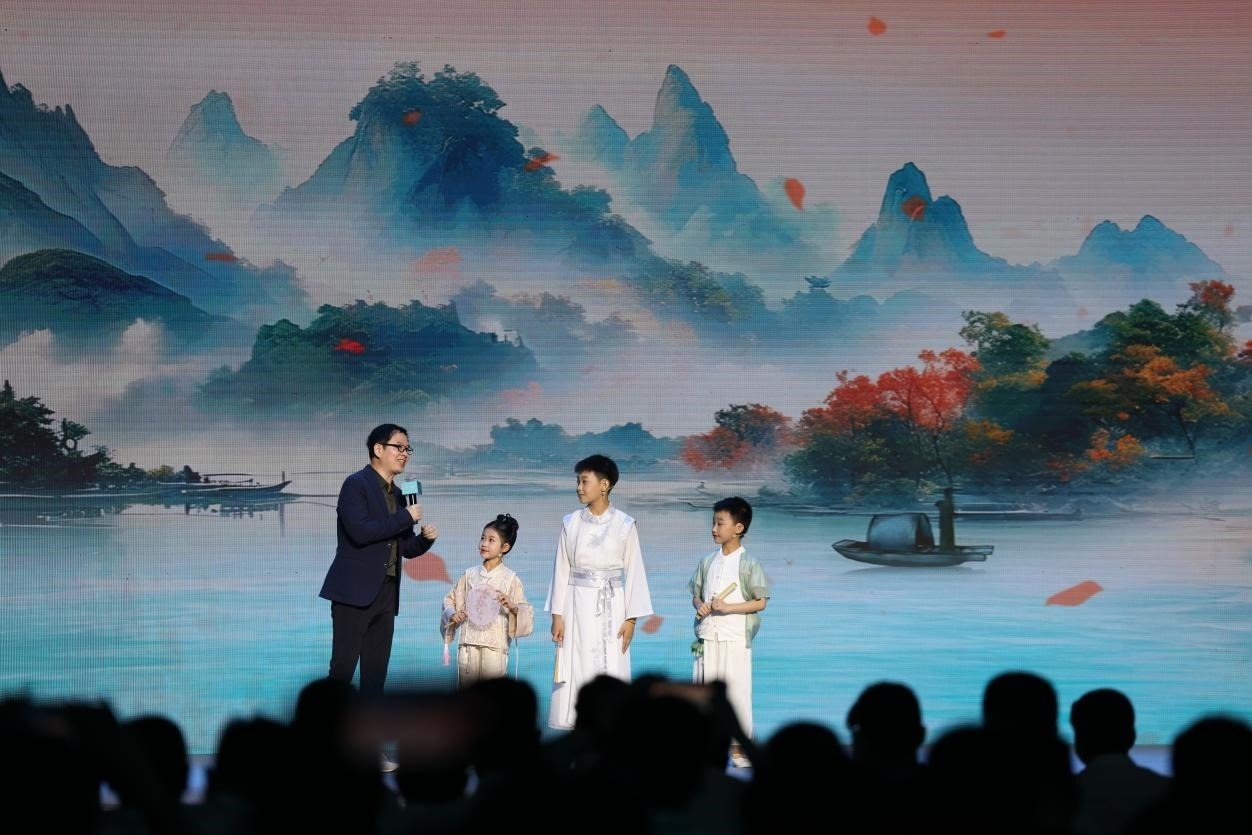 南京師范大學(xué)教授酈波（左一）與2024中國詩詞大會選手張可兒（左二）、姜敬曦（右二），揚州市邗江區(qū)實驗學(xué)校蔣王小學(xué)學(xué)生陸俊屹（右一）趣談大運河詩詞文化。