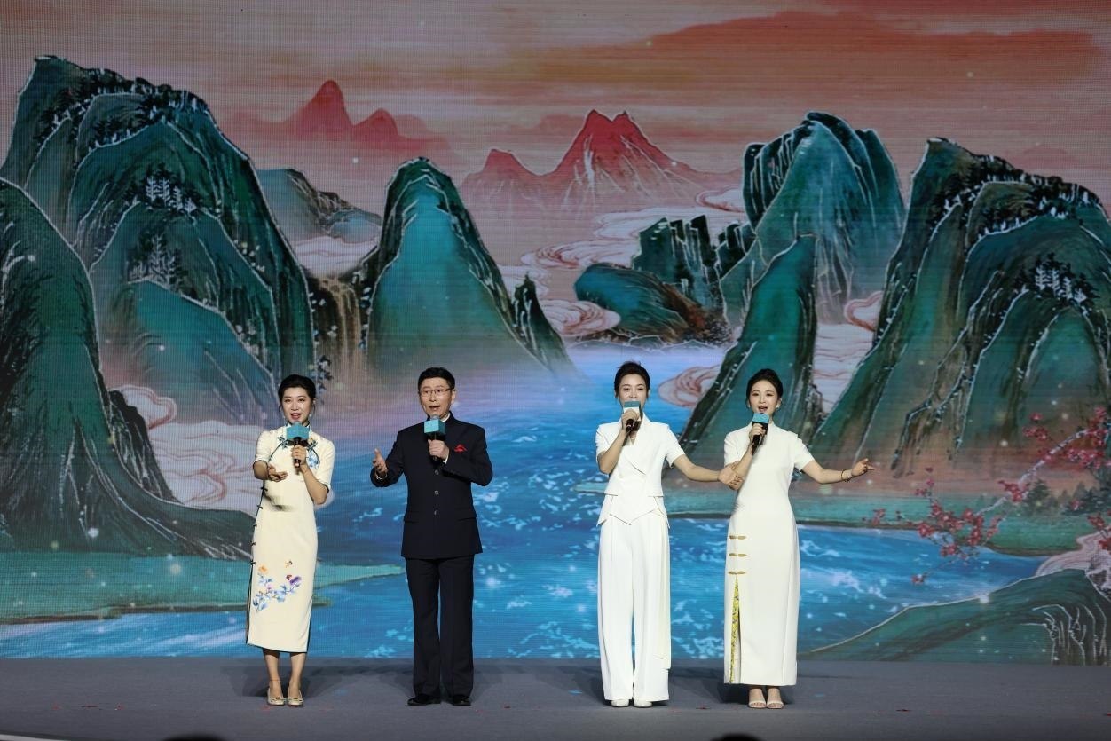 國家一級演員、京劇表演藝術(shù)家王平（左二），國家一級演員、南京藝術(shù)學(xué)院教授單雯（左一），浙江小百花越劇團(tuán)青年演員陳麗君（右二）、何青青（右一）同臺唱響千年運河情。