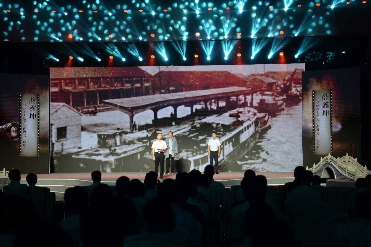 杭州水上巴士“西湖”號原船長薛鑫坤（左）、窯灣古鎮(zhèn)漁民藝術(shù)團(tuán)團(tuán)長沈召明（中）、港航潤楊6060貨船主楊杰偉（右）現(xiàn)場講述。