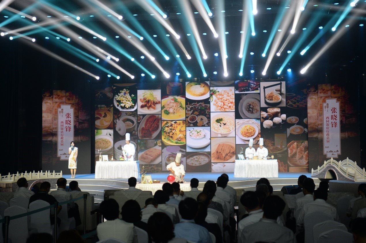 花園國際大酒店廚師長朱燾、西園飯店行政總廚張曉鋒、冶春面點總廚倪秋香、冶春面點制作技藝第五代傳人陳詩雅展示淮揚菜絕技。