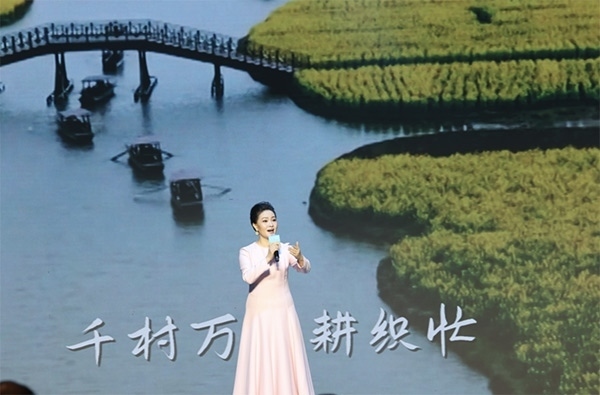 歌唱家、中國音樂學(xué)院教授雷佳現(xiàn)場演唱。