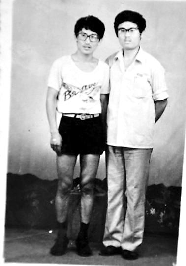 薛其坤（左）與大學(xué)同學(xué)合影。