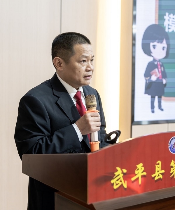 圖④：武平法院刑庭庭長候良石在模擬法庭后為學(xué)生上普法課。