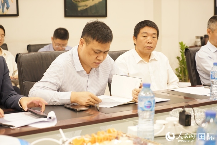 新當(dāng)選尼日利亞中國礦業(yè)聯(lián)合會會長中國和聯(lián)公司董事長李輝發(fā)言。人民網(wǎng)記者 姜宣攝