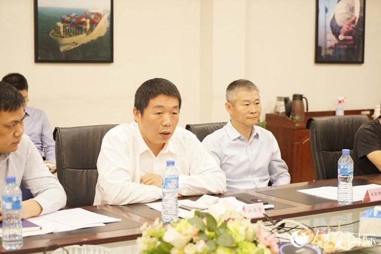 駐尼日利亞使館領(lǐng)僑處主任伊亞奇（中）講話。人民網(wǎng)記者 姜宣攝