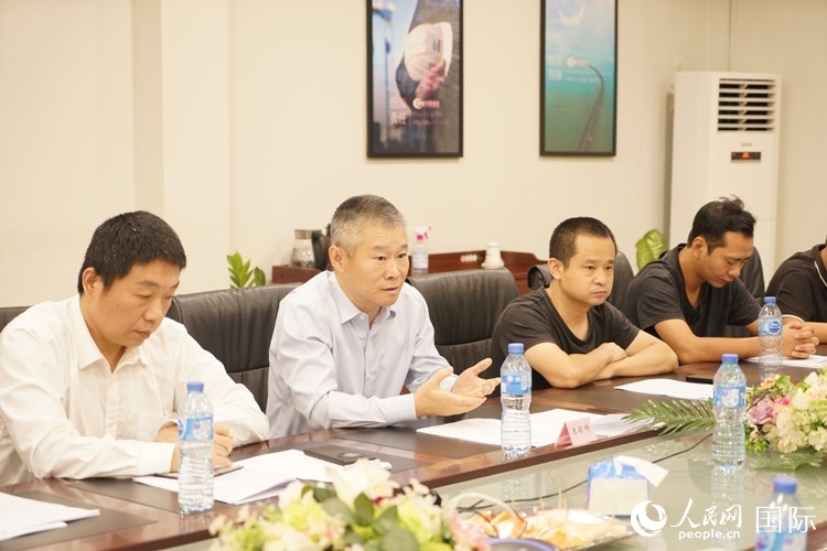 駐尼日利亞使館經(jīng)商處公參王穎琦（左二）講話。人民網(wǎng)記者 姜宣攝