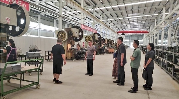 大渡口區(qū)法院法官回訪已盤活的被執(zhí)行企業(yè)。