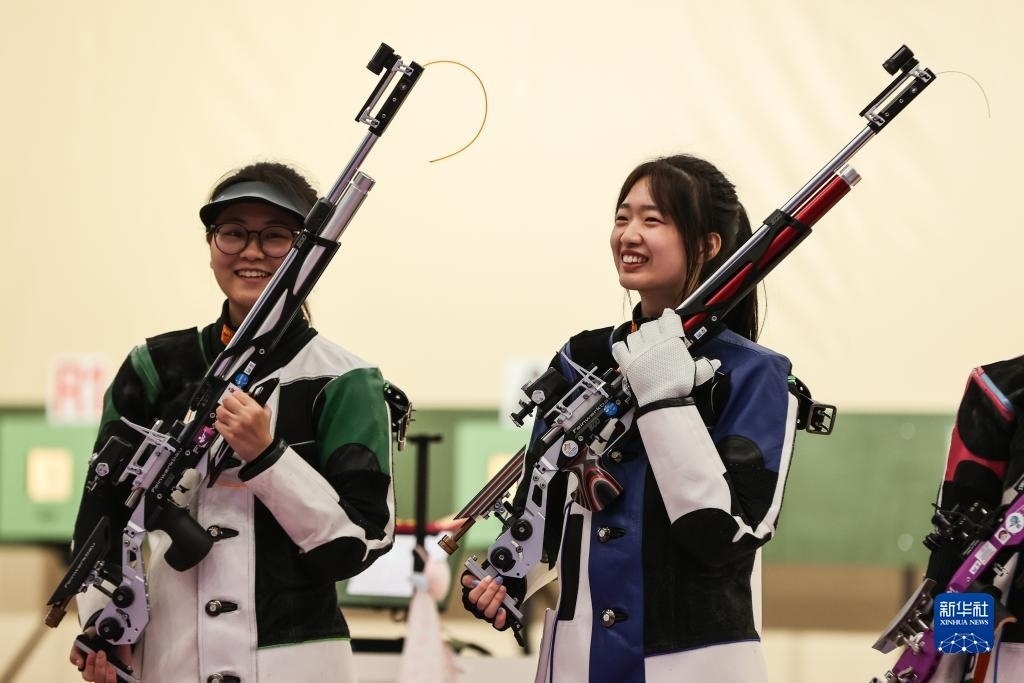 2023年9月24日，在杭州亞運會射擊項目女子10米氣步槍個人決賽中，中國選手黃雨婷以252.7環(huán)的成績獲得冠軍，韓佳予獲得亞軍，印度選手拉米塔獲得季軍。圖為黃雨婷（右）、韓佳予在比賽后。新華社記者 單宇琦 攝