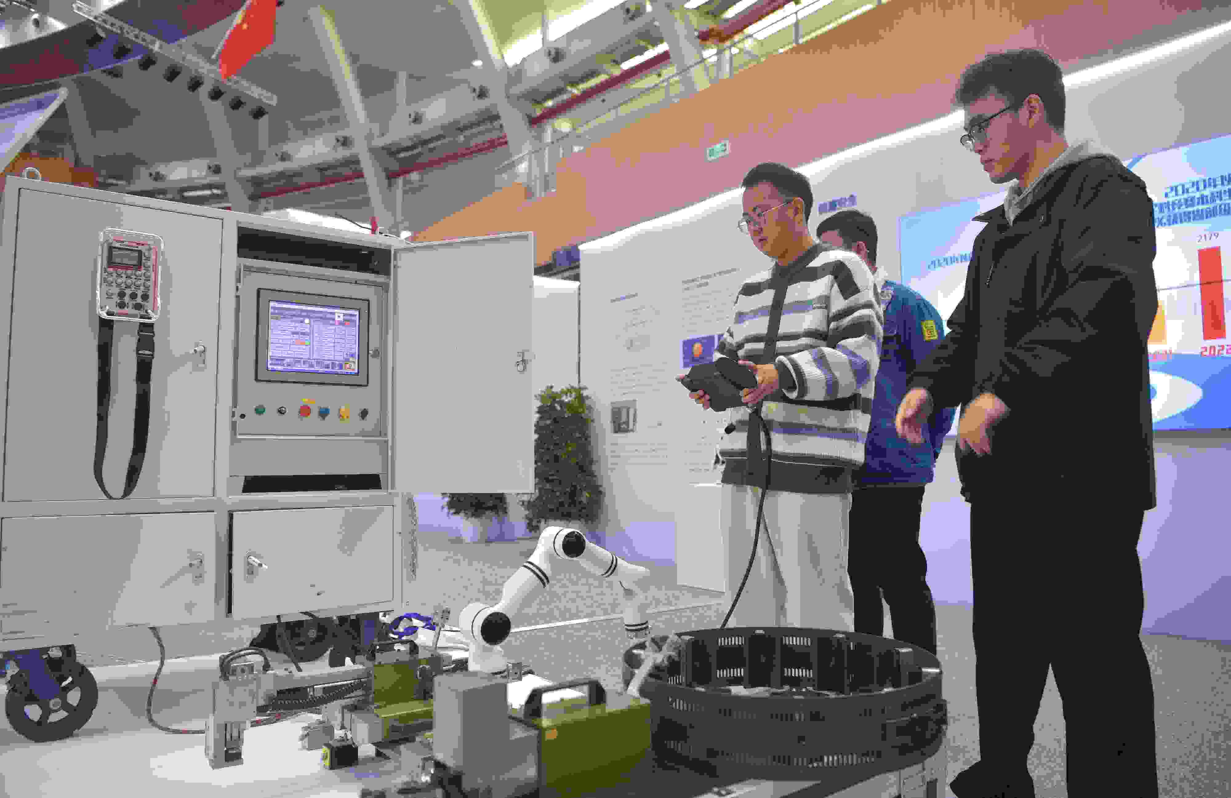 2023年，京南地區(qū)高?？萍汲晒平闀诒本┙ㄖ髮W(xué)大興校區(qū)舉行。圖為高校師生在展示管道全位置焊接機器人系統(tǒng)成果。