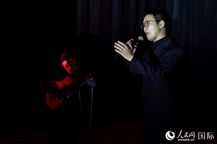 歌曲表演。馬丁·薩巴拉攝