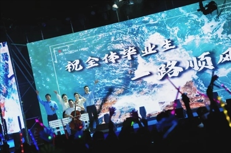 歌曲《祝你一路順風(fēng)》演出現(xiàn)場。供圖：日照職業(yè)技術(shù)學(xué)院