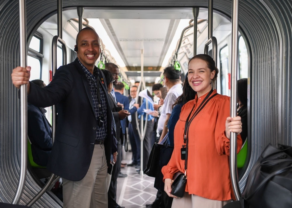 2024年4月22日，拉美和加勒比國家駐華使節(jié)、機(jī)構(gòu)代表和記者應(yīng)外交部邀請，在襄陽騰龍汽車有限公司參訪。新華社記者 杜子璇 攝