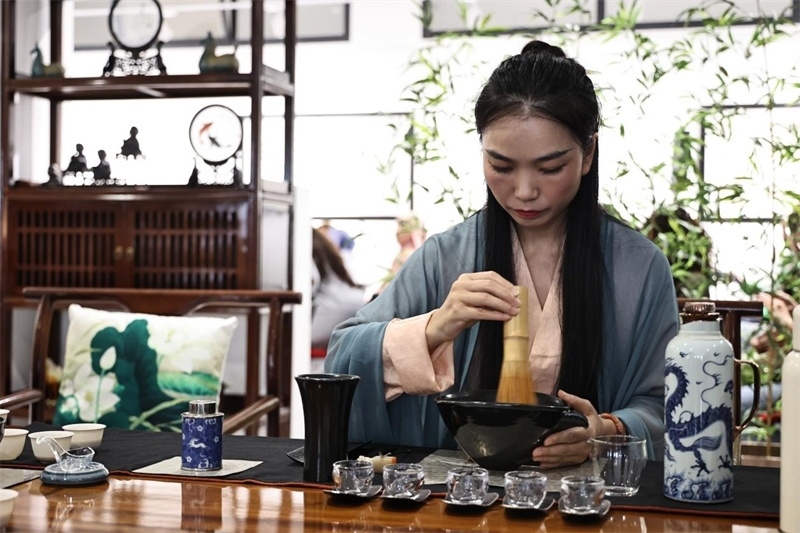 茶藝師現(xiàn)場(chǎng)展示宋式點(diǎn)茶。拉巴特中國(guó)文化中心供圖