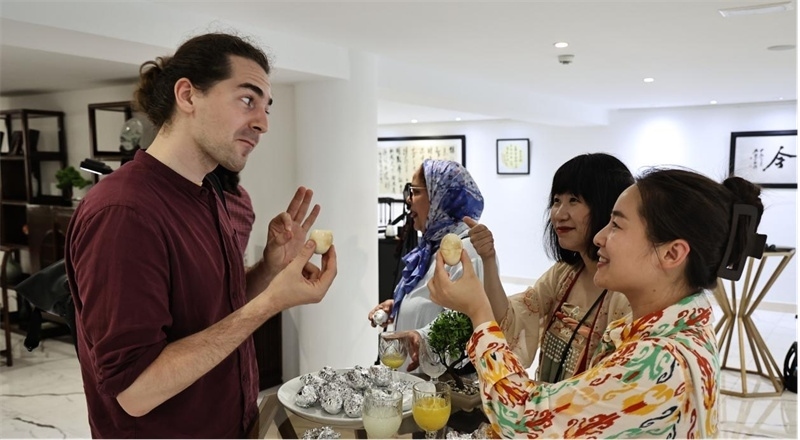 嘉賓品嘗茶葉蛋。拉巴特中國(guó)文化中心供圖