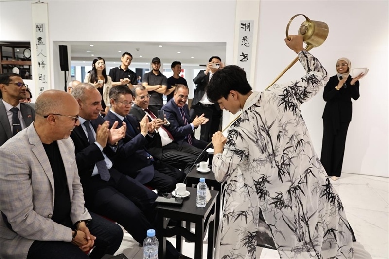 長(zhǎng)嘴壺斟茶。拉巴特中國(guó)文化中心供圖