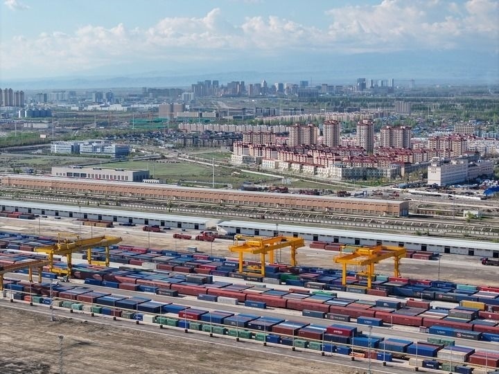 這是2024年4月18日拍攝的霍爾果斯鐵路口岸換裝場（無人機(jī)照片）。新華社記者 趙戈 攝