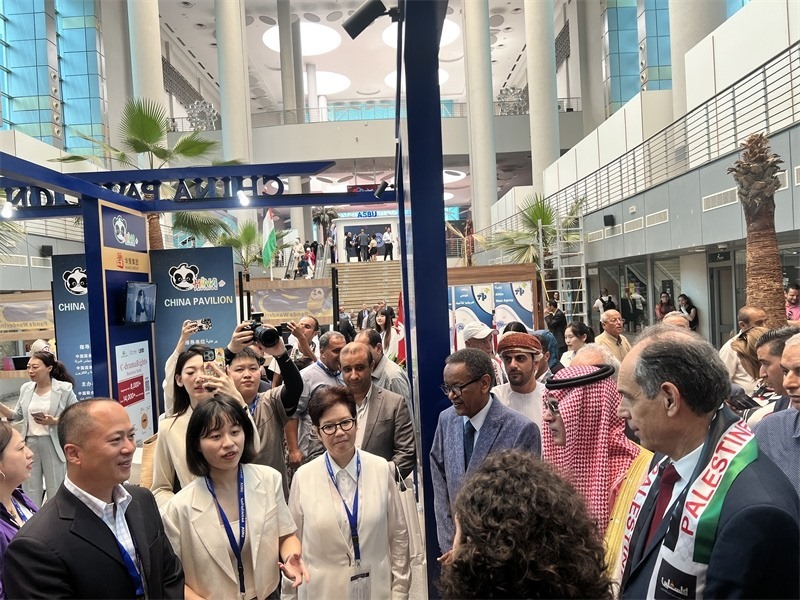 沙特廣播電視局首席執(zhí)行官、阿廣聯(lián)主席穆罕默德（右二）、阿廣聯(lián)秘書長蘇萊曼（右三）等阿拉伯國家嘉賓參觀展臺。主辦方供圖