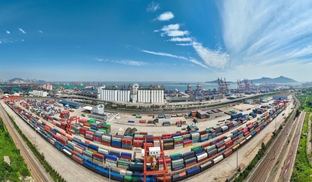 中哈連云港物流合作基地及集裝箱碼頭。（圖源：新華社）