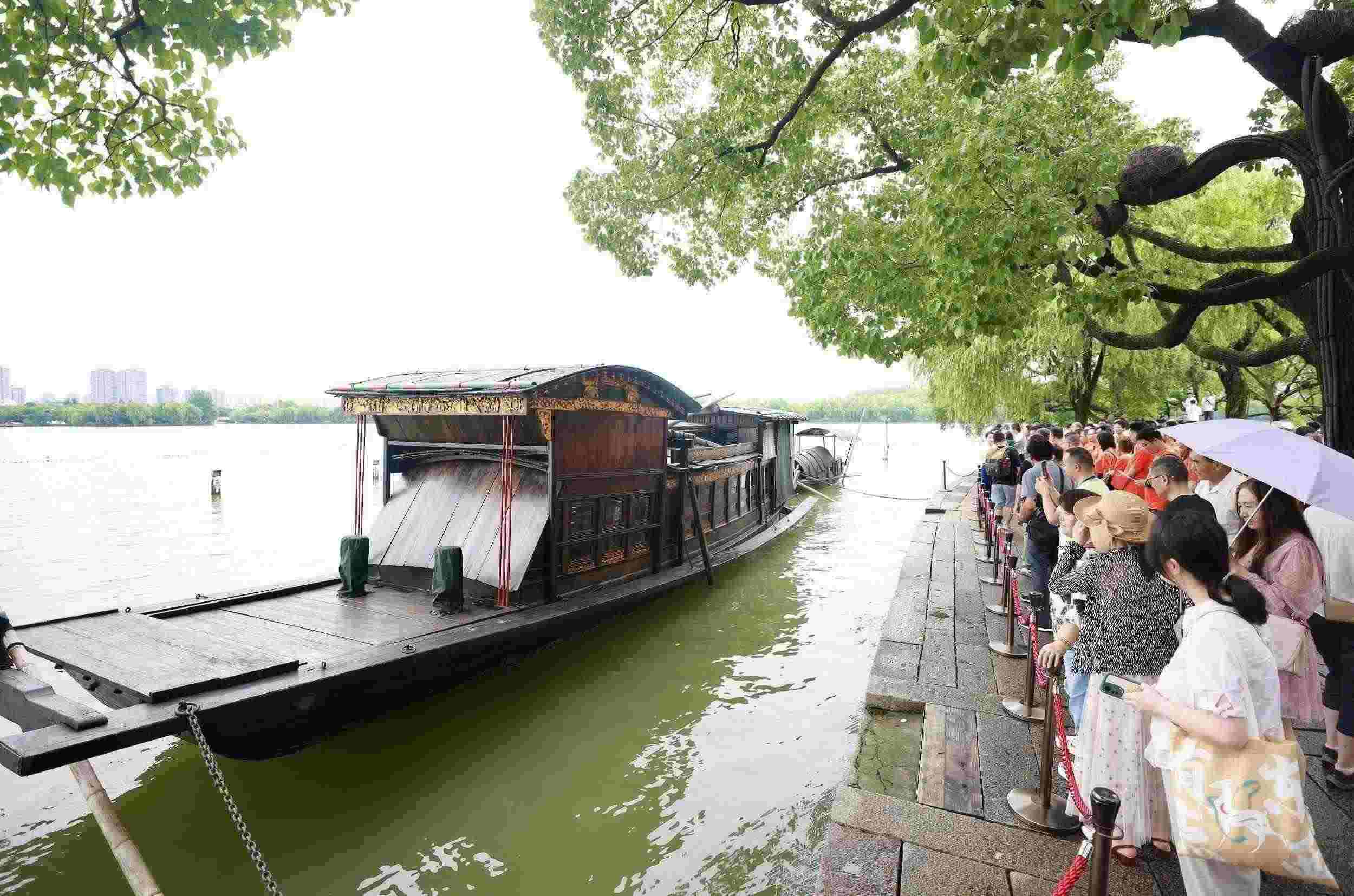 浙江嘉興，游客在南湖景區(qū)湖心島瞻仰紅船，感悟“紅船精神”。（圖片來源：視覺中國）