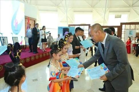 △當?shù)貢r間6月27日，2024“未來世界”國際青少年藝術(shù)展演在塔吉克斯坦國家博物館開幕。