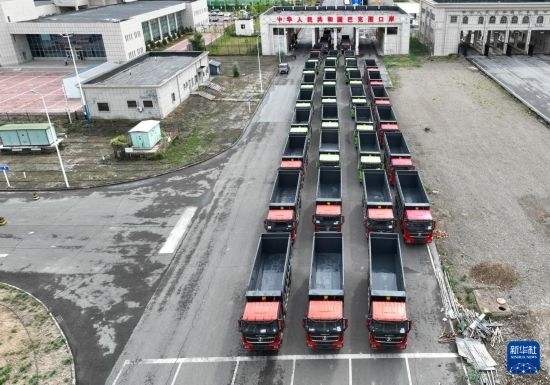 7月2日，車輛在巴克圖口岸辦理通關(guān)手續(xù)（無人機照片）。新華社發(fā)（馬丁 攝）