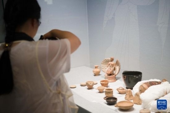 7月2日，開箱后的古希臘文物被工作人員移入展柜。新華社記者 張端 攝