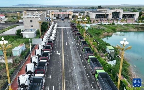 7月2日，車輛在巴克圖口岸有序出境（無人機照片）。新華社發(fā)（馬丁 攝）