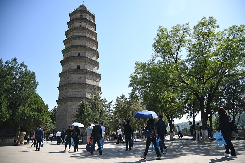 圖為2024年5月7日，游客在延安寶塔山參觀。 新華社記者 張博文 攝