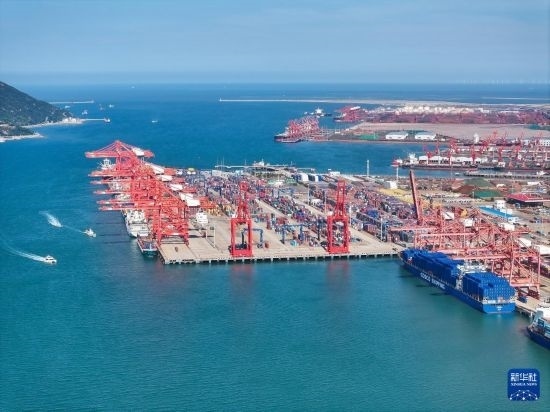 6月26日，貨輪?？吭谶B云港港集裝箱碼頭（無人機(jī)照片）。新華社記者 季春鵬 攝