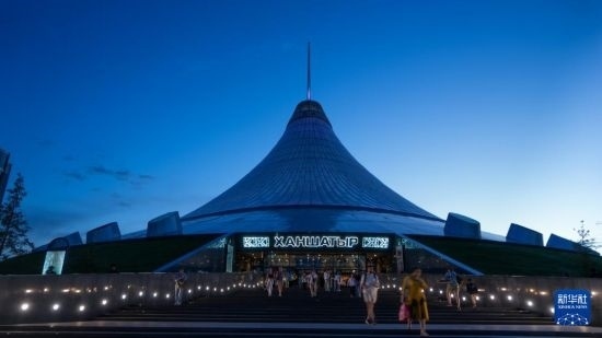 這是7月1日在哈薩克斯坦首都阿斯塔納拍攝的“可汗之帳”購物中心。新華社記者 王建華 攝