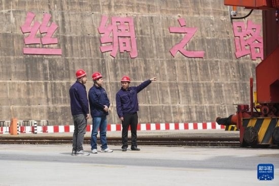 中哈兩國(guó)工作人員在中哈連云港物流合作基地交流（2023年5月10日攝）。新華社記者 季春鵬 攝