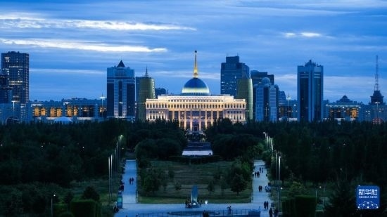 這是7月2日在哈薩克斯坦首都阿斯塔納拍攝的總統(tǒng)府及城市建筑。新華社記者 王建華 攝
