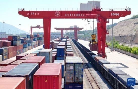 6月30日，在中哈連云港物流合作基地，大型機(jī)械在吊裝集裝箱（無人機(jī)照片）。新華社發(fā)（王健民 攝）