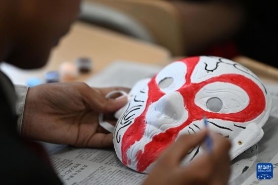 7月3日，外國(guó)學(xué)生在繪制京劇臉譜。新華社記者 李然 攝