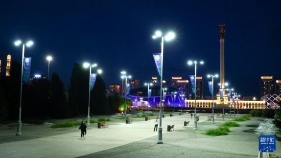 這是7月2日在哈薩克斯坦首都阿斯塔納拍攝的獨(dú)立廣場上的紀(jì)念柱（右后）。新華社記者 王建華 攝