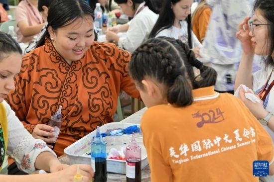 7月3日，外國(guó)學(xué)生在了解中國(guó)的染布技術(shù)。新華社記者 李然 攝