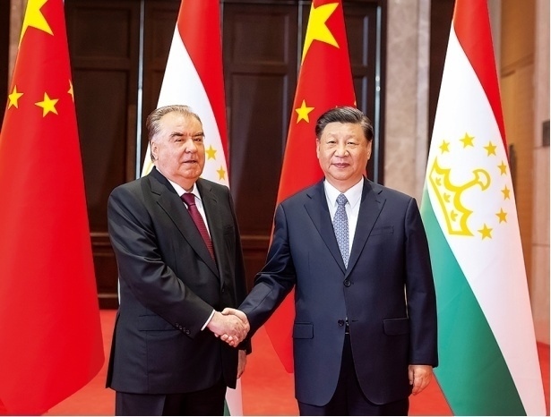 2023年5月，國(guó)家主席習(xí)近平在西安同來(lái)華出席中國(guó)—中亞峰會(huì)并進(jìn)行國(guó)事訪問的塔吉克斯坦總統(tǒng)拉赫蒙會(huì)談。新華社記者 丁海濤 攝