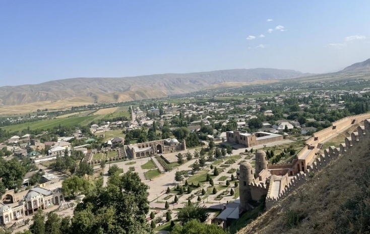 位于塔吉克斯坦杜尚別西北的吉薩爾古城，有著3000多年歷史。有研究認(rèn)為，張騫出使大宛回程途中曾經(jīng)過此地。圖為從吉薩爾古城城墻俯瞰城門與市鎮(zhèn)。本報(bào)記者 曲頌 攝