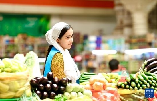 這是7月3日在塔吉克斯坦首都杜尚別大巴扎內(nèi)拍攝的營業(yè)者。新華社記者 姚大偉 攝