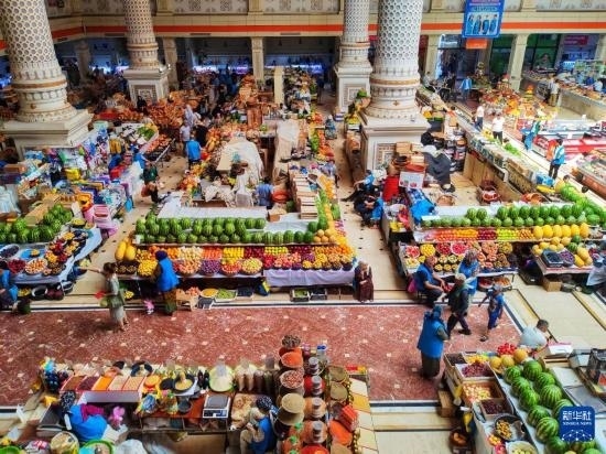 這是7月3日在塔吉克斯坦首都杜尚別拍攝的大巴扎內(nèi)景。新華社記者 燕雁 攝