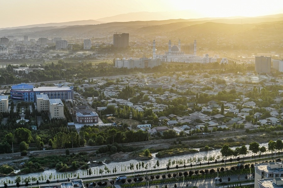 這是2024年6月26日拍攝的塔吉克斯坦首都杜尚別城市風(fēng)光。新華社記者 曹陽 攝