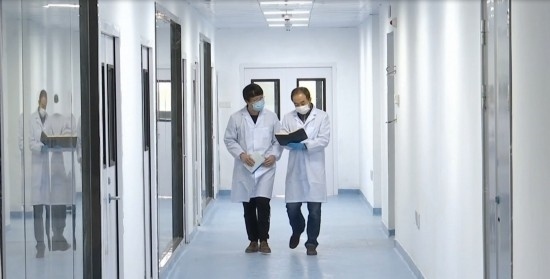 中國(guó)科學(xué)院贛江創(chuàng)新研究院科研人員在交流。（贛州市贛縣區(qū)融媒體中心供圖）