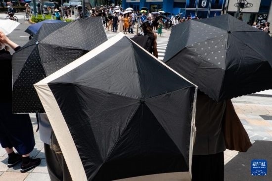 7月4日，人們在日本東京原宿的街道上等待紅綠燈。新華社記者 張笑宇 攝