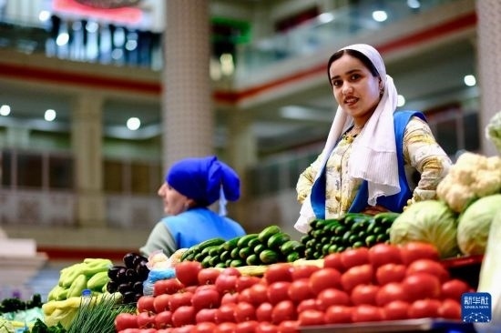 這是6月13日在塔吉克斯坦首都杜尚別大巴扎內(nèi)拍攝的營業(yè)者。新華社記者 鄭開君 攝